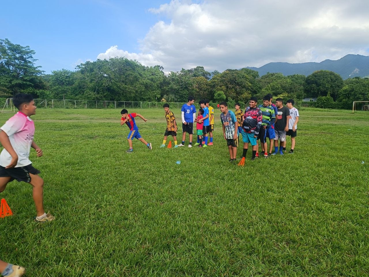 Niños entrenando en Sembradores de Amor